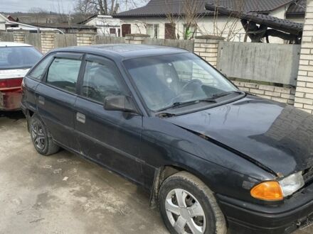 Черный Опель Астра, объемом двигателя 1.4 л и пробегом 230 тыс. км за 650 $, фото 1 на Automoto.ua