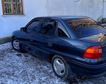 Черный Опель Астра, объемом двигателя 1.8 л и пробегом 200 тыс. км за 1700 $, фото 1 на Automoto.ua