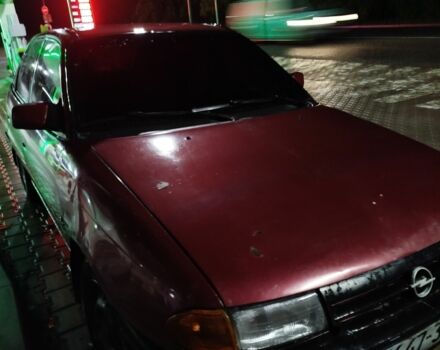 Красный Опель Астра, объемом двигателя 1.6 л и пробегом 317 тыс. км за 1100 $, фото 3 на Automoto.ua