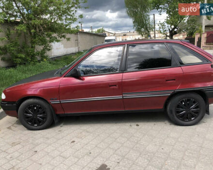 Красный Опель Астра, объемом двигателя 1.6 л и пробегом 332 тыс. км за 2100 $, фото 1 на Automoto.ua