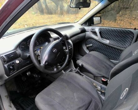 Красный Опель Астра, объемом двигателя 1.8 л и пробегом 200 тыс. км за 905 $, фото 3 на Automoto.ua