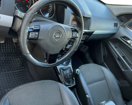 Красный Опель Астра, объемом двигателя 1.69 л и пробегом 300 тыс. км за 4199 $, фото 11 на Automoto.ua