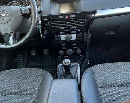 Красный Опель Астра, объемом двигателя 1.69 л и пробегом 300 тыс. км за 4199 $, фото 24 на Automoto.ua