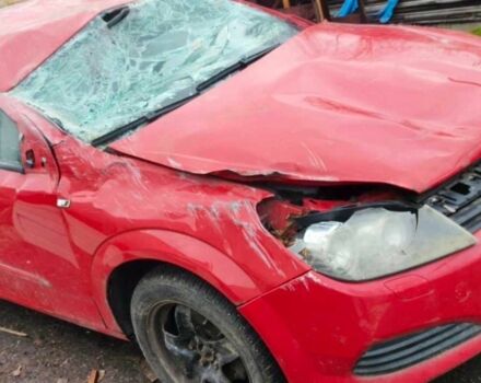 Красный Опель Астра, объемом двигателя 1.8 л и пробегом 215 тыс. км за 1950 $, фото 2 на Automoto.ua