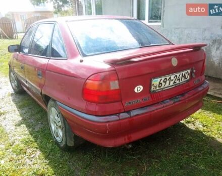 Красный Опель Астра, объемом двигателя 1.6 л и пробегом 250 тыс. км за 1100 $, фото 2 на Automoto.ua