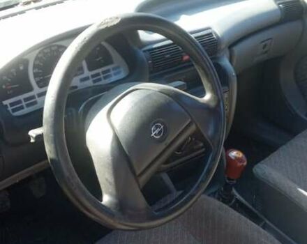 Красный Опель Астра, объемом двигателя 1.6 л и пробегом 250 тыс. км за 1100 $, фото 3 на Automoto.ua