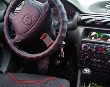 Красный Опель Астра, объемом двигателя 1.6 л и пробегом 400 тыс. км за 2000 $, фото 5 на Automoto.ua