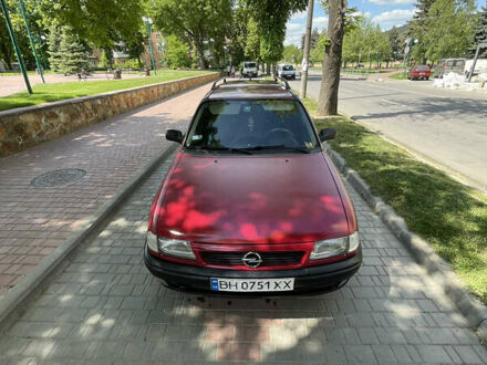 Красный Опель Астра, объемом двигателя 1.6 л и пробегом 369 тыс. км за 1550 $, фото 1 на Automoto.ua