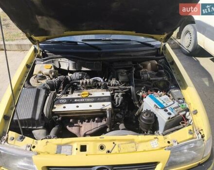 Желтый Опель Астра, объемом двигателя 1.8 л и пробегом 300 тыс. км за 1100 $, фото 7 на Automoto.ua