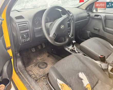 Желтый Опель Астра, объемом двигателя 1.6 л и пробегом 345 тыс. км за 2000 $, фото 4 на Automoto.ua