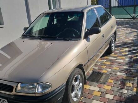 Желтый Опель Астра, объемом двигателя 1.4 л и пробегом 165 тыс. км за 3000 $, фото 1 на Automoto.ua