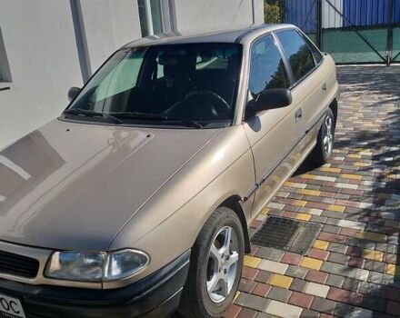 Желтый Опель Астра, объемом двигателя 1.4 л и пробегом 165 тыс. км за 3000 $, фото 1 на Automoto.ua
