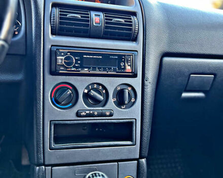 Серый Опель Астра, объемом двигателя 1.6 л и пробегом 110 тыс. км за 2800 $, фото 21 на Automoto.ua