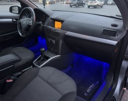 Серый Опель Астра, объемом двигателя 1.7 л и пробегом 327 тыс. км за 2450 $, фото 8 на Automoto.ua