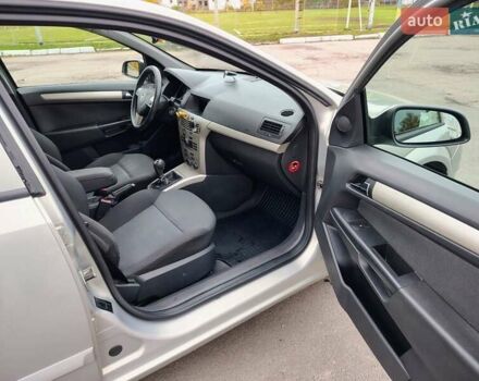 Серый Опель Астра, объемом двигателя 1.7 л и пробегом 231 тыс. км за 5500 $, фото 5 на Automoto.ua