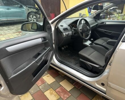 Серый Опель Астра, объемом двигателя 1.7 л и пробегом 285 тыс. км за 4200 $, фото 7 на Automoto.ua