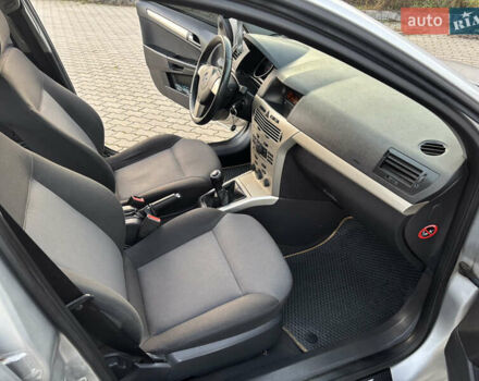 Серый Опель Астра, объемом двигателя 1.8 л и пробегом 252 тыс. км за 4950 $, фото 27 на Automoto.ua