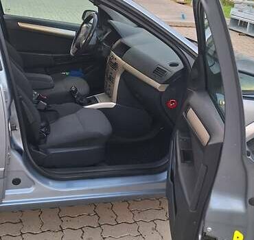 Серый Опель Астра, объемом двигателя 1.7 л и пробегом 253 тыс. км за 4600 $, фото 5 на Automoto.ua