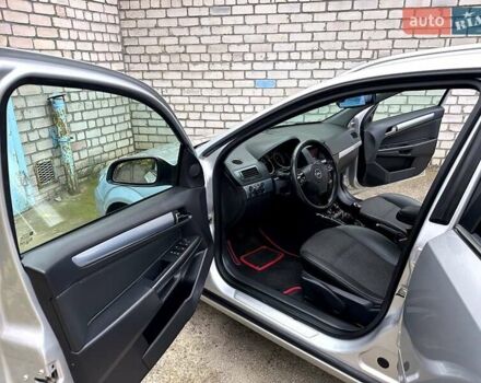 Серый Опель Астра, объемом двигателя 1.7 л и пробегом 304 тыс. км за 5800 $, фото 24 на Automoto.ua