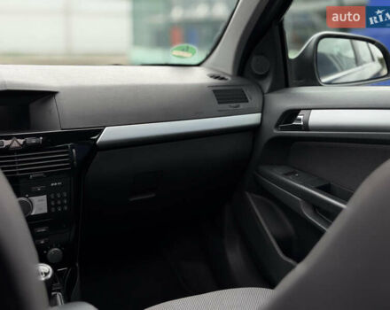 Опель Астра 2010 в Дубно на Automoto.ua Серый Опель Астра, объемом двигателя 1.6 л и пробегом 229 тыс. км за 5100 $, фото 13 на Automoto.ua