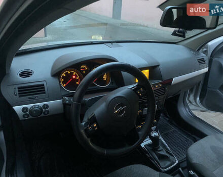 Серый Опель Астра, объемом двигателя 1.7 л и пробегом 295 тыс. км за 5500 $, фото 7 на Automoto.ua