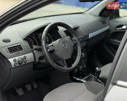 Опель Астра 2010 в Дубно на Automoto.ua Серый Опель Астра, объемом двигателя 1.6 л и пробегом 229 тыс. км за 5100 $, фото 9 на Automoto.ua