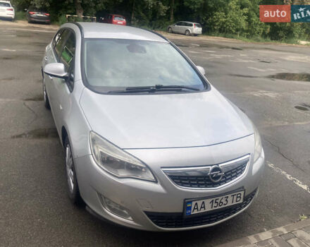 Серый Опель Астра, объемом двигателя 1.7 л и пробегом 312 тыс. км за 6500 $, фото 5 на Automoto.ua