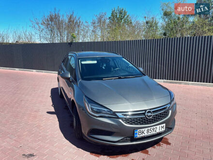 Опель Астра 2019 у Сарнах на Automoto.ua Сірий Опель Астра, об'ємом двигуна 1.6 л та пробігом 196 тис. км за 12700 $, фото 1 на Automoto.ua