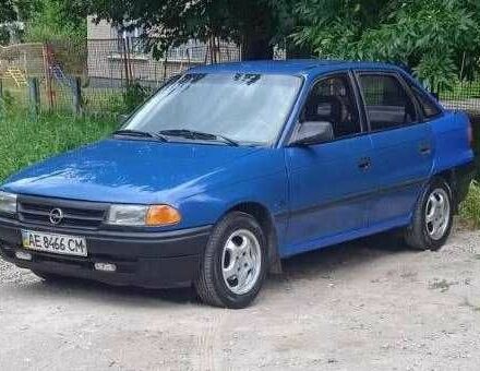 Синий Опель Астра, объемом двигателя 1.6 л и пробегом 350 тыс. км за 1400 $, фото 1 на Automoto.ua