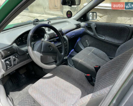 Зеленый Опель Астра, объемом двигателя 1.8 л и пробегом 370 тыс. км за 2000 $, фото 4 на Automoto.ua