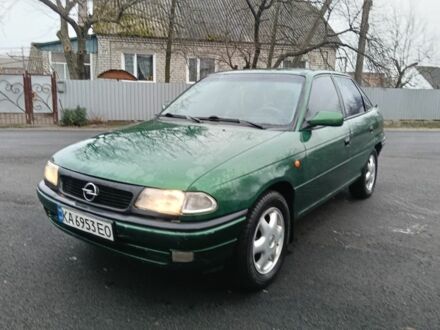 Зеленый Опель Астра, объемом двигателя 1.4 л и пробегом 300 тыс. км за 1650 $, фото 1 на Automoto.ua