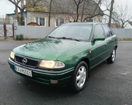 Зеленый Опель Астра, объемом двигателя 1.4 л и пробегом 300 тыс. км за 1650 $, фото 1 на Automoto.ua