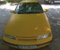 Желтый Опель Калибра, объемом двигателя 2 л и пробегом 300 тыс. км за 1500 $, фото 1 на Automoto.ua