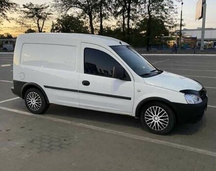 Белый Опель Комбо груз.-пасс., объемом двигателя 1.3 л и пробегом 260 тыс. км за 4000 $, фото 1 на Automoto.ua