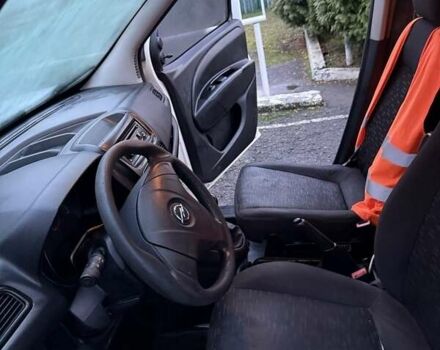 Белый Опель Комбо груз.-пасс., объемом двигателя 1.2 л и пробегом 348 тыс. км за 4300 $, фото 4 на Automoto.ua