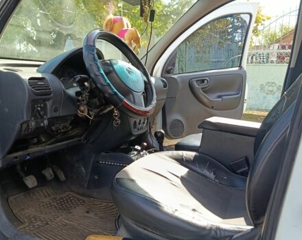 Белый Опель Комбо груз.-пасс., объемом двигателя 2 л и пробегом 260 тыс. км за 5000 $, фото 4 на Automoto.ua