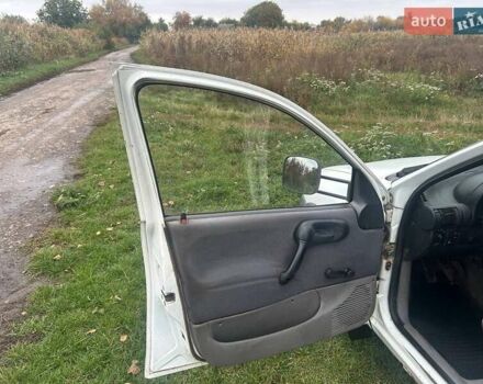 Білий Опель Комбо вант.-пас., об'ємом двигуна 1.7 л та пробігом 370 тис. км за 1500 $, фото 5 на Automoto.ua