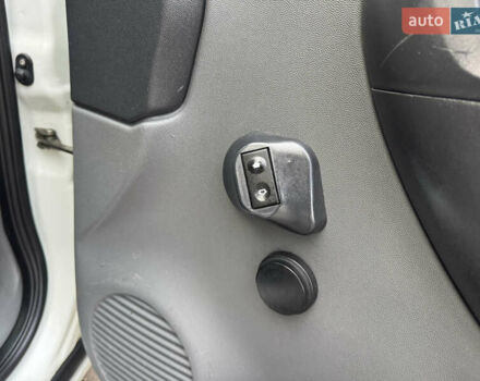 Белый Опель Комбо груз.-пасс., объемом двигателя 1.69 л и пробегом 299 тыс. км за 2999 $, фото 20 на Automoto.ua