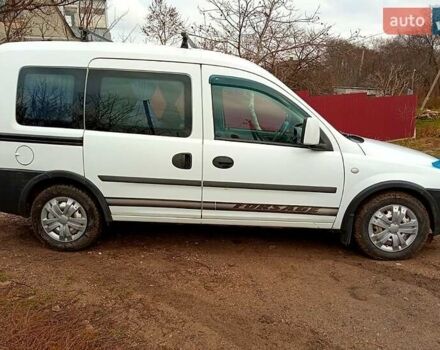 Белый Опель Комбо груз.-пасс., объемом двигателя 1.7 л и пробегом 318 тыс. км за 4200 $, фото 3 на Automoto.ua