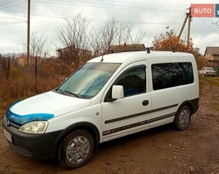 Белый Опель Комбо груз.-пасс., объемом двигателя 1.7 л и пробегом 318 тыс. км за 4200 $, фото 4 на Automoto.ua