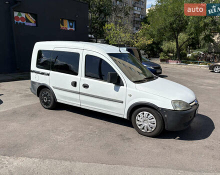 Белый Опель Комбо груз.-пасс., объемом двигателя 1.7 л и пробегом 537 тыс. км за 3900 $, фото 2 на Automoto.ua