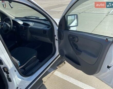 Белый Опель Комбо груз.-пасс., объемом двигателя 1.7 л и пробегом 442 тыс. км за 3300 $, фото 5 на Automoto.ua