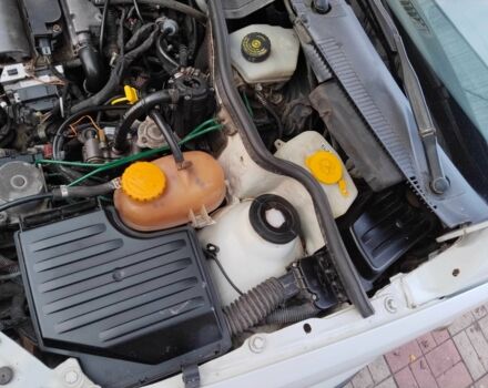 Белый Опель Комбо груз.-пасс., объемом двигателя 1.6 л и пробегом 290 тыс. км за 2400 $, фото 4 на Automoto.ua