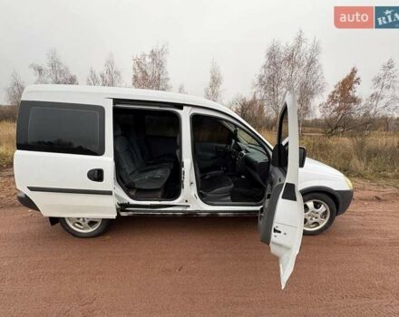 Белый Опель Комбо груз.-пасс., объемом двигателя 1.7 л и пробегом 380 тыс. км за 3500 $, фото 2 на Automoto.ua