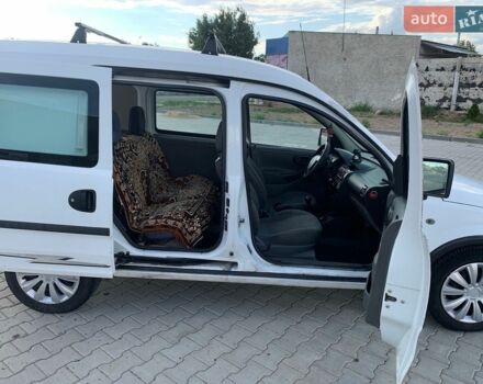 Белый Опель Комбо груз.-пасс., объемом двигателя 1.7 л и пробегом 259 тыс. км за 2700 $, фото 2 на Automoto.ua