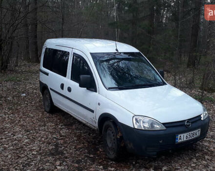Белый Опель Комбо груз.-пасс., объемом двигателя 1.3 л и пробегом 220 тыс. км за 3800 $, фото 1 на Automoto.ua