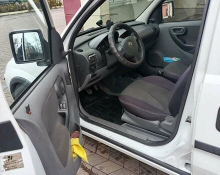 Білий Опель Комбо вант.-пас., об'ємом двигуна 1.7 л та пробігом 250 тис. км за 4500 $, фото 11 на Automoto.ua