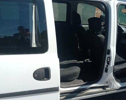 Белый Опель Комбо груз.-пасс., объемом двигателя 1.2 л и пробегом 350 тыс. км за 3800 $, фото 3 на Automoto.ua