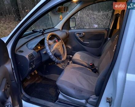 Белый Опель Комбо груз.-пасс., объемом двигателя 1.3 л и пробегом 426 тыс. км за 4200 $, фото 4 на Automoto.ua