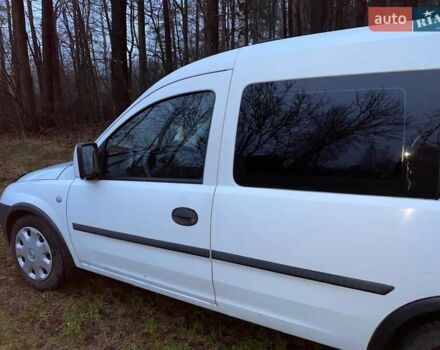 Белый Опель Комбо груз.-пасс., объемом двигателя 1.3 л и пробегом 426 тыс. км за 4200 $, фото 10 на Automoto.ua